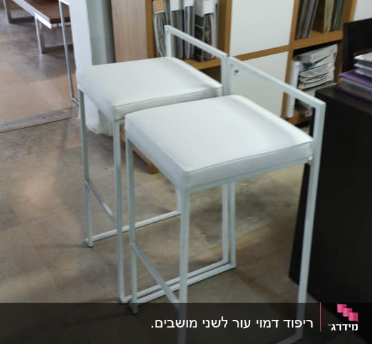 שני כיסאות בר עם ריפוד לבן